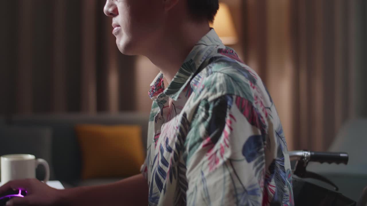 집에서 비디오 편집하는 남자