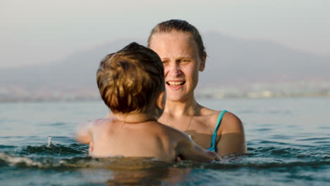 Madre-E-Hijo-Salpicando-Agua-En-El-Mar