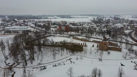 Ruinas-Del-Antiguo-Castillo-Medieval-De-Piedra-De-La-Orden-De-Livonia-Letonia-Aérea-Drone-Top-Shot-Desde-Arriba