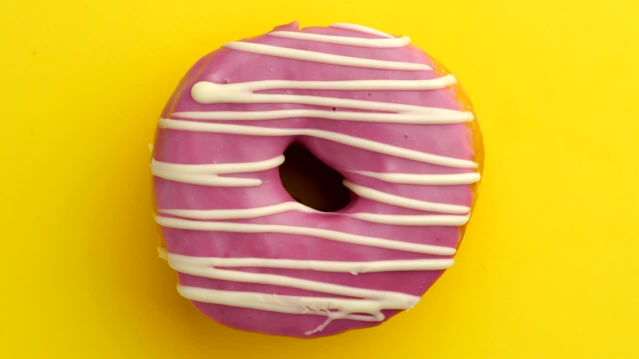 el donut glazado de primer plano.