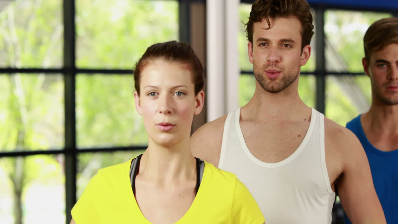 hombres y mujeres atléticos que se ejercitan