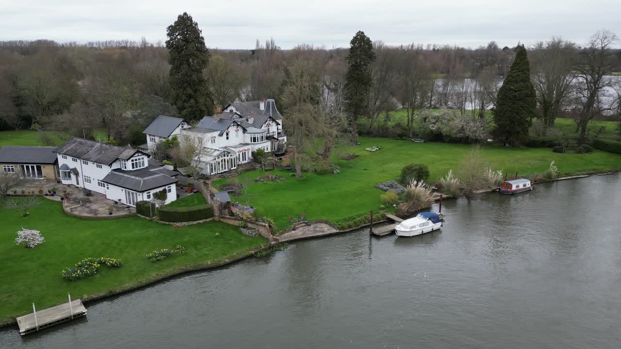 Veduta aerea con drone a volo d'uccello di una grande casa sul fiume Tamigi a Walton-on-Thames