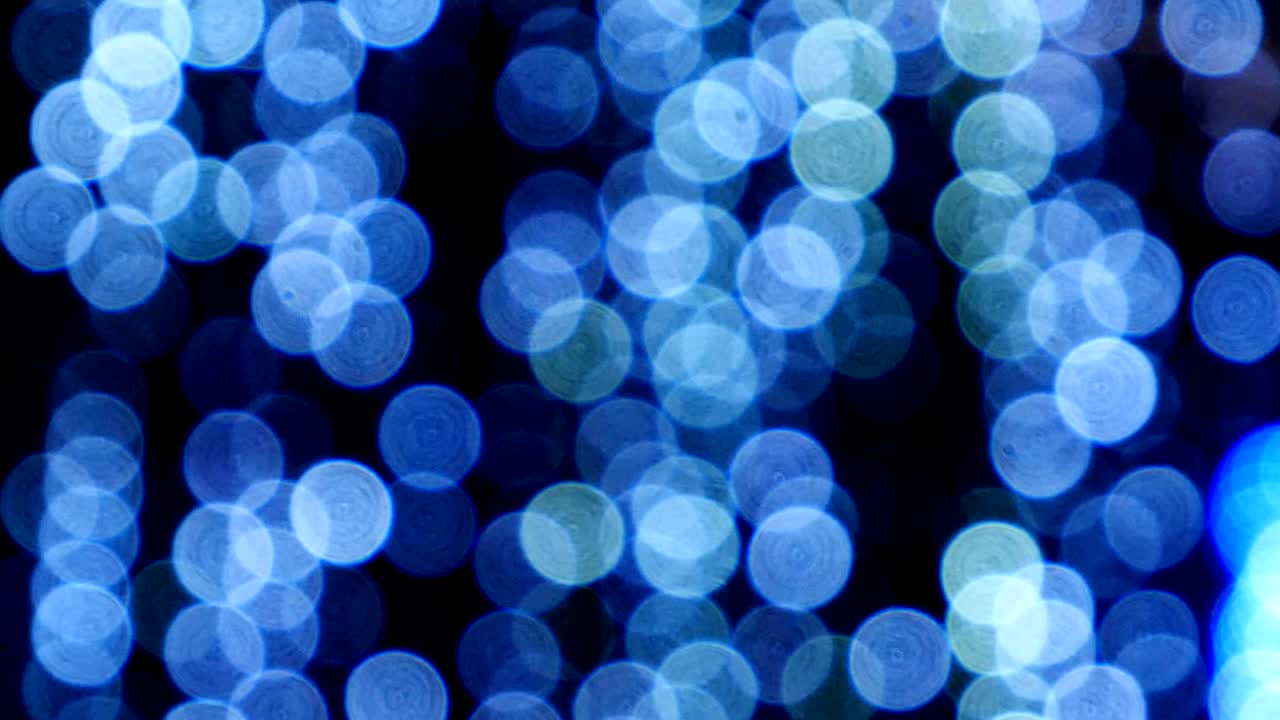 Lampu minyak. Lingkaran bokeh cahaya warna-warni di kegelapan