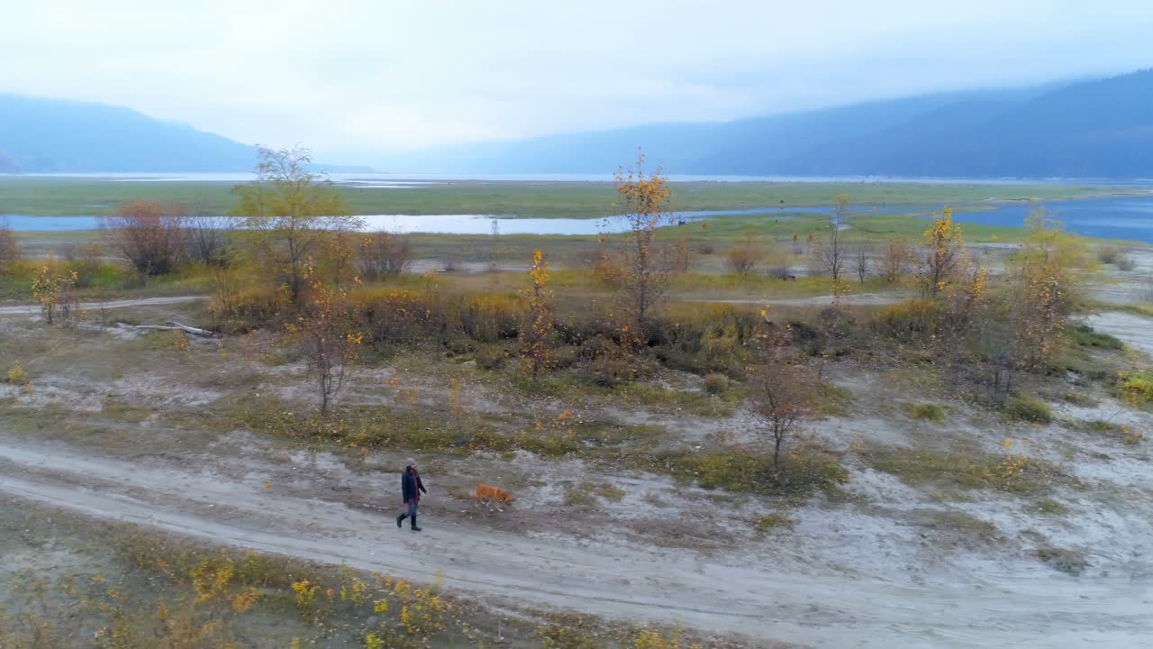 ⁇  트랙 4k에서 개와 함께  ⁇ 고 있는 남자