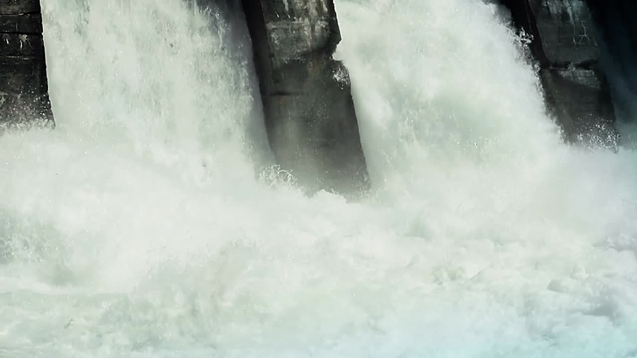 수력 발전소 3에서  ⁇ 이 나는 물