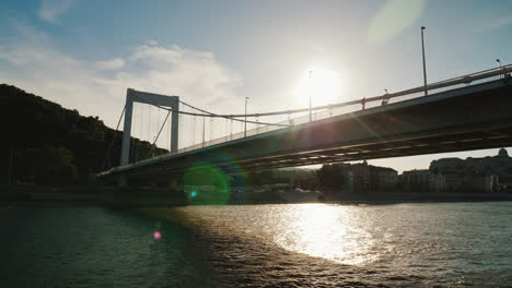 Flusskreuzfahrt,-Blick-Vom-Schwimmenden-Touristenboot-In-Budapest