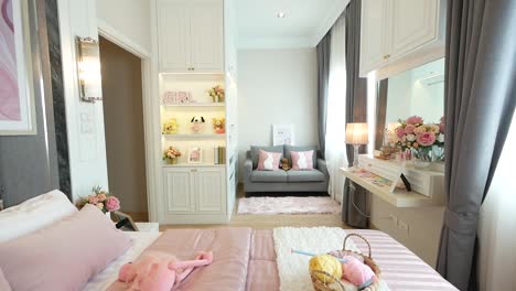 Recorrido-De-Decoración-De-Dormitorio-En-Tono-Rosa-Con-Buena-Iluminación-Natural