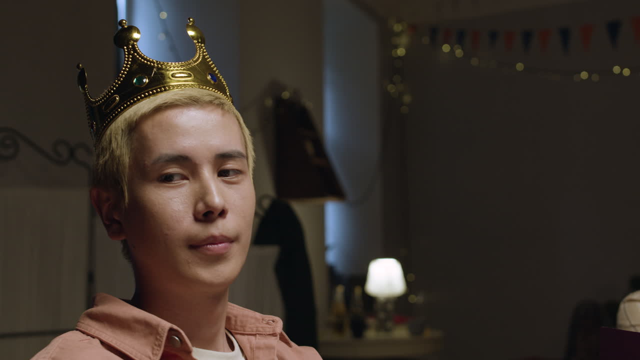 왕관을 입은 남자