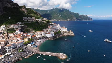 Un-Dron-Delantero-Disparó-Sobre-La-Icónica-Costa-De-Amalfi,-Italia,-En-Un-Día-De-Verano.