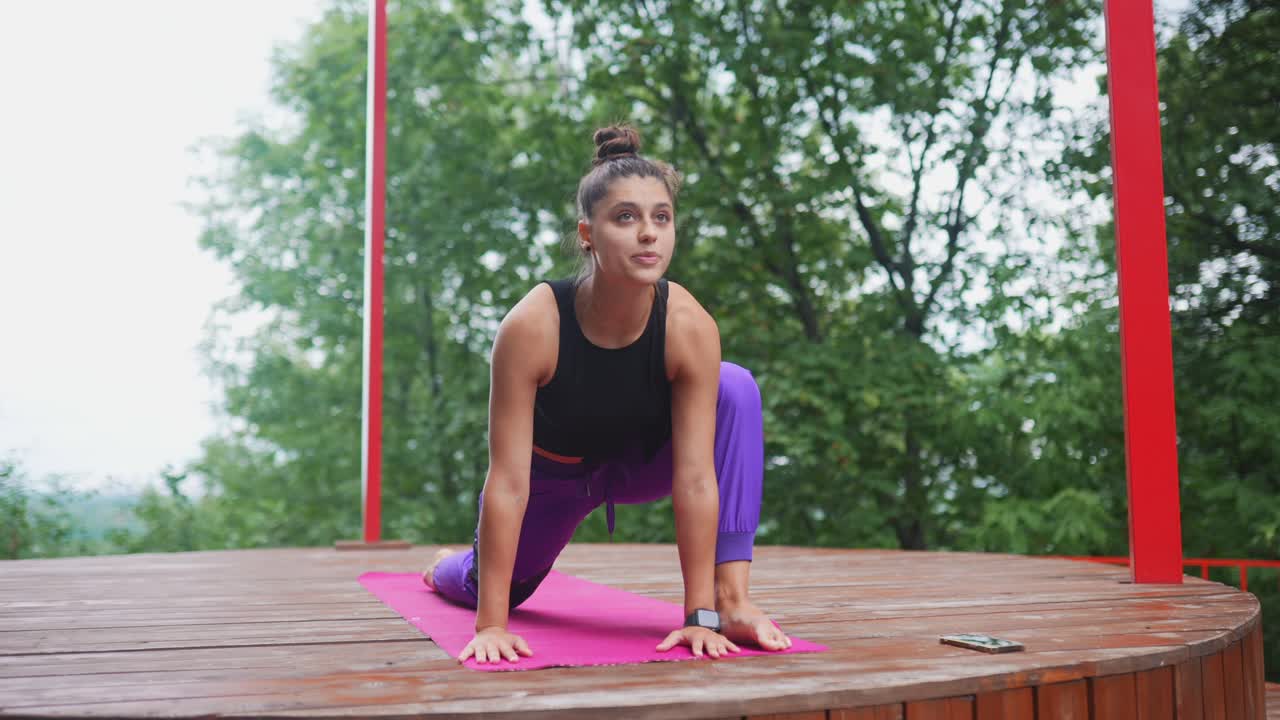 mujer practicando yoga al aire libre