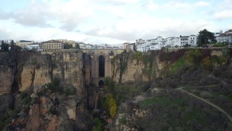 la majestuosa ciudad de ronda en un acantilado empinado en españa, vista aérea de un dron