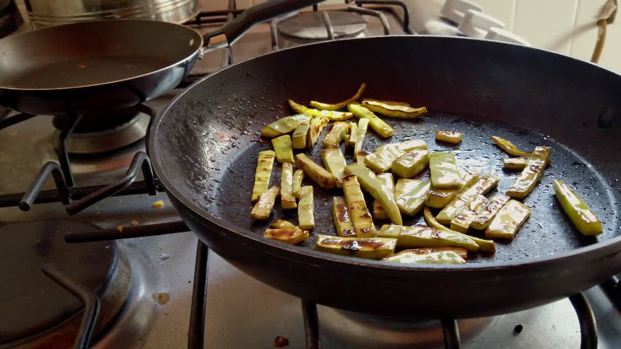 Versare le uova in padella con verdure cotte, colazione fatta in casa