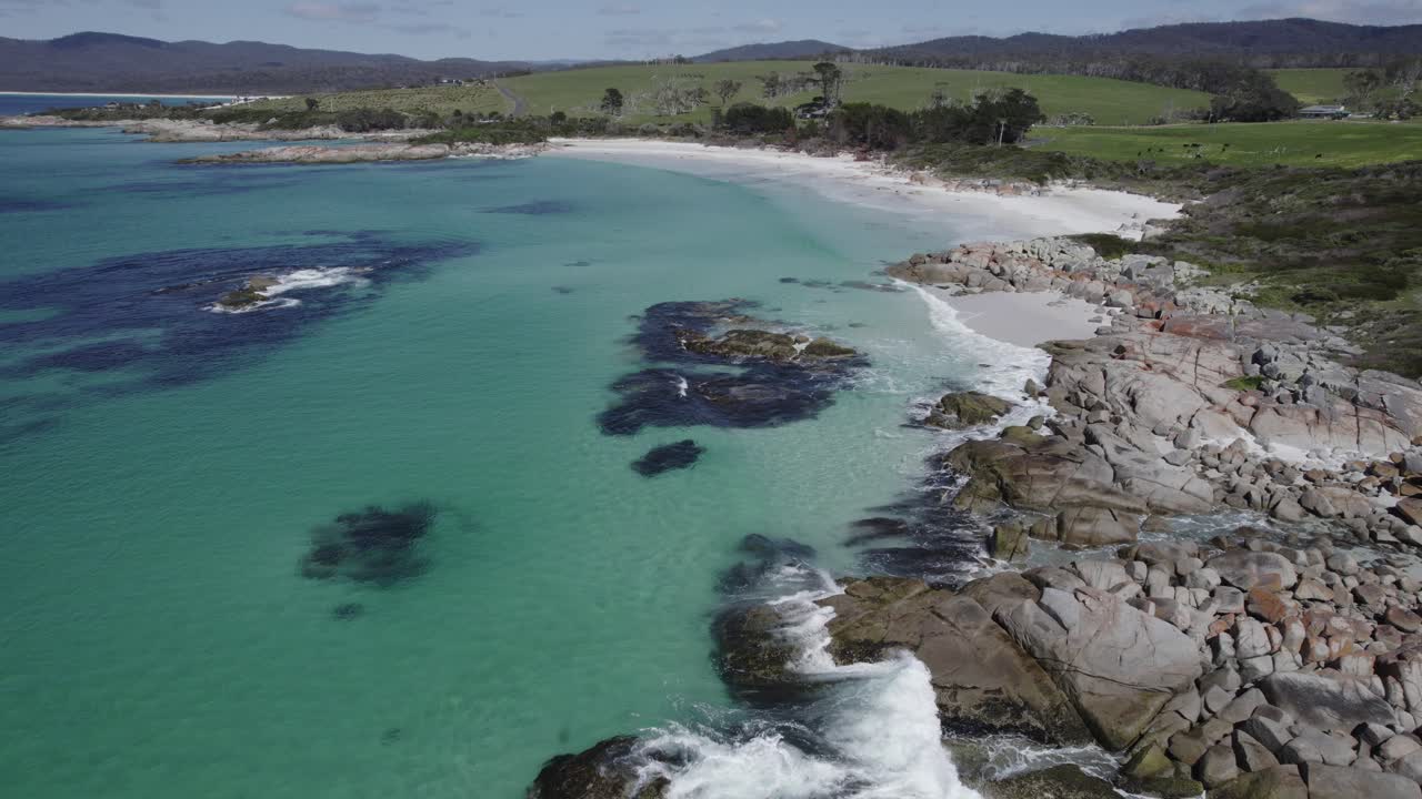Paesaggio della Suicide Beach nei giardini, TAS, Australia - Ripresa aerea con drone
