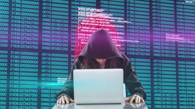 Hacker donna che usa il laptop su sfondo di elaborazione dati di sicurezza informatica