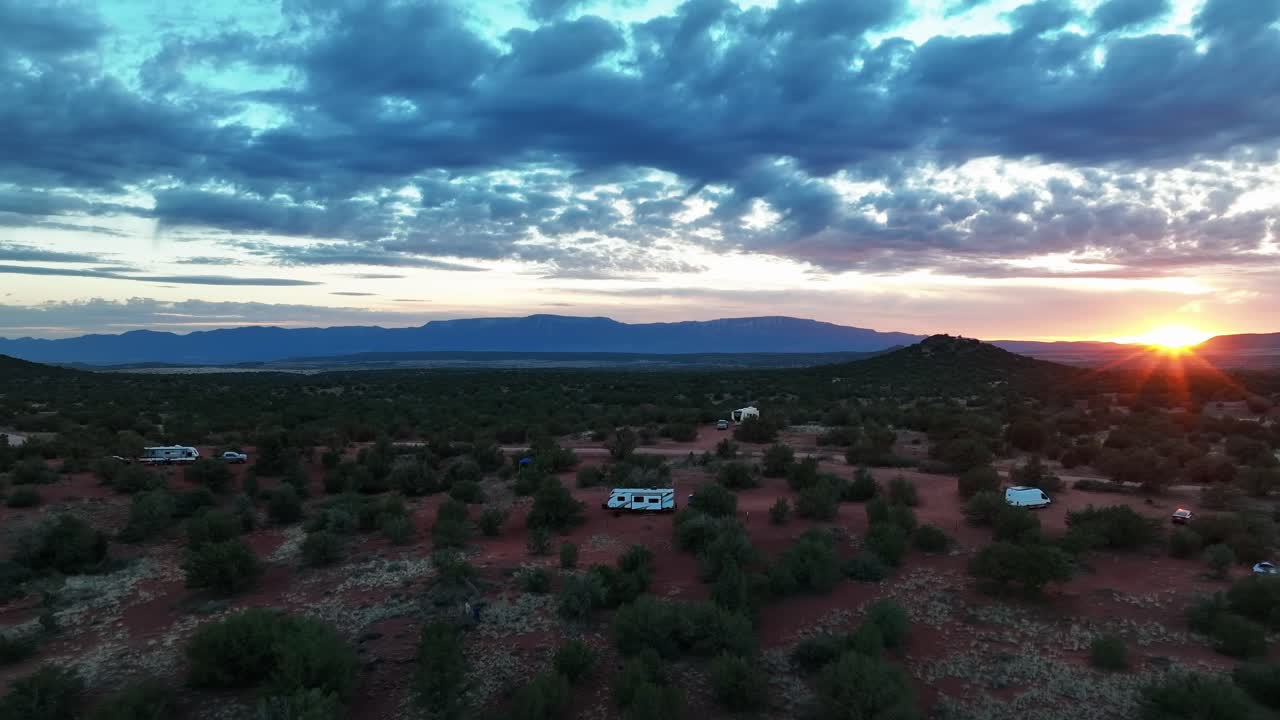 해질녘 애리조나주 세도나에 캠퍼밴이 있는 사막 풍경 - 공중 풀백