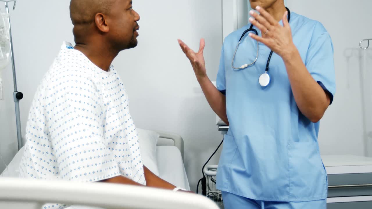 Lege som snakker med en pasient