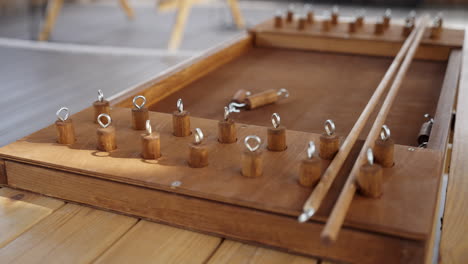 juego de alfileres de madera