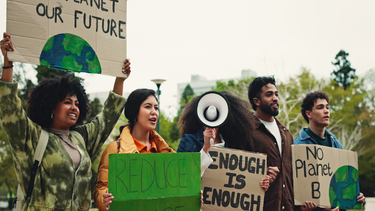Grupo diverso de jóvenes protestando por acciones en defensa del clima