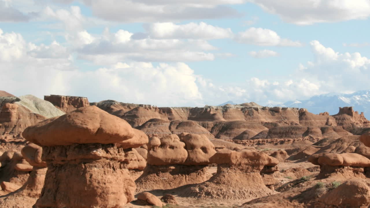 고블린 밸리 주립 공원 위에 푸른 하늘에 떠 있는 흰 구름의 느린 팬