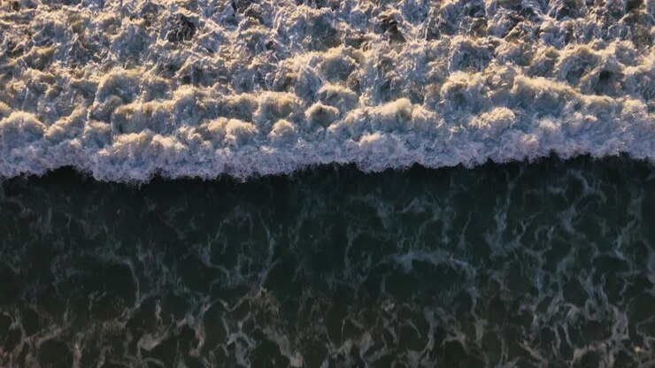 Draufsicht auf eine Welle, die am Ufer bricht, Blacks Beach San Diego.