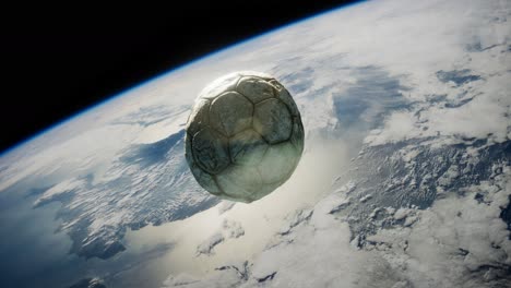 vieja pelota de fútbol en el espacio en órbita terrestre