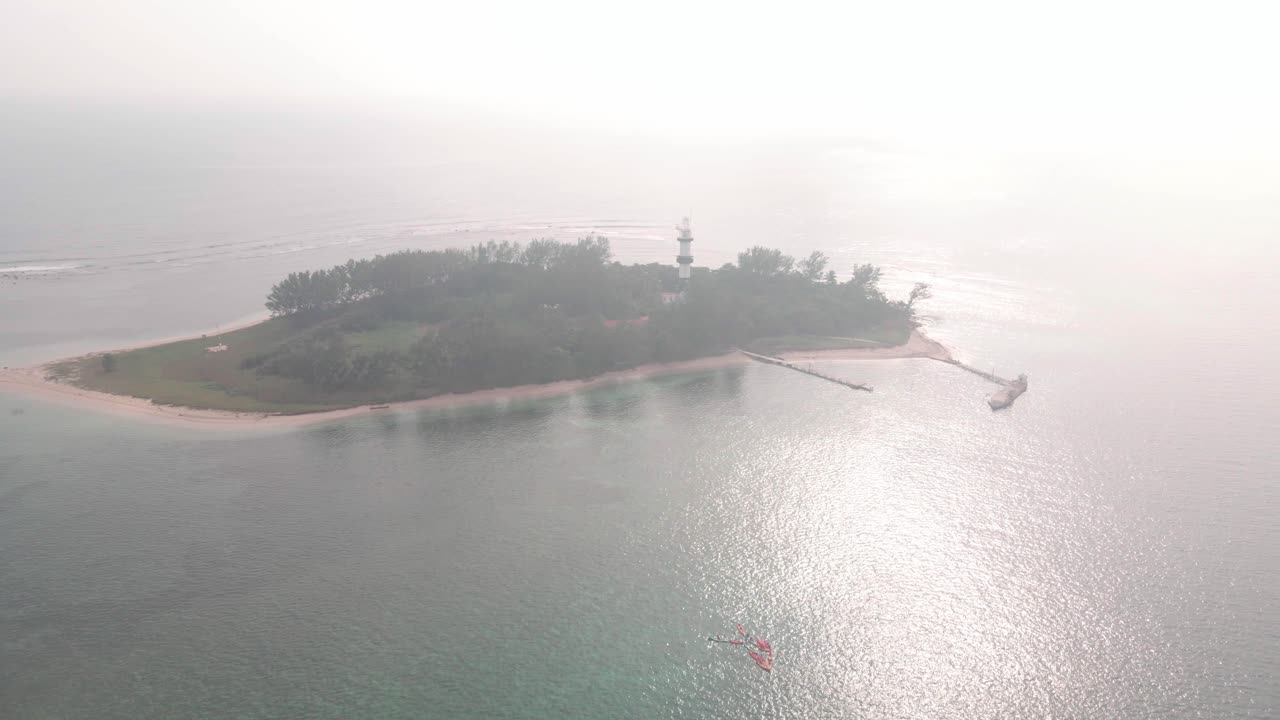 매우 화창한 날 멕시코 베라크루즈의 희생 섬 근처에서 카약