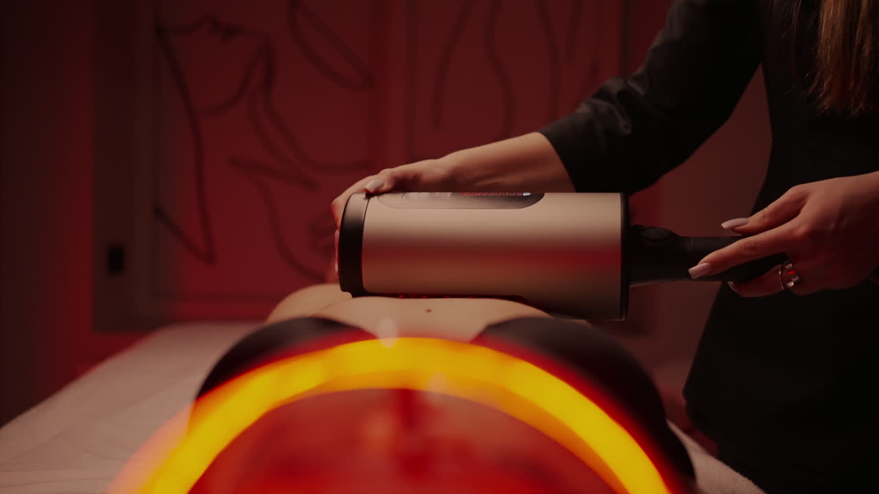 mujer recibiendo masaje de terapia de luz roja en un spa