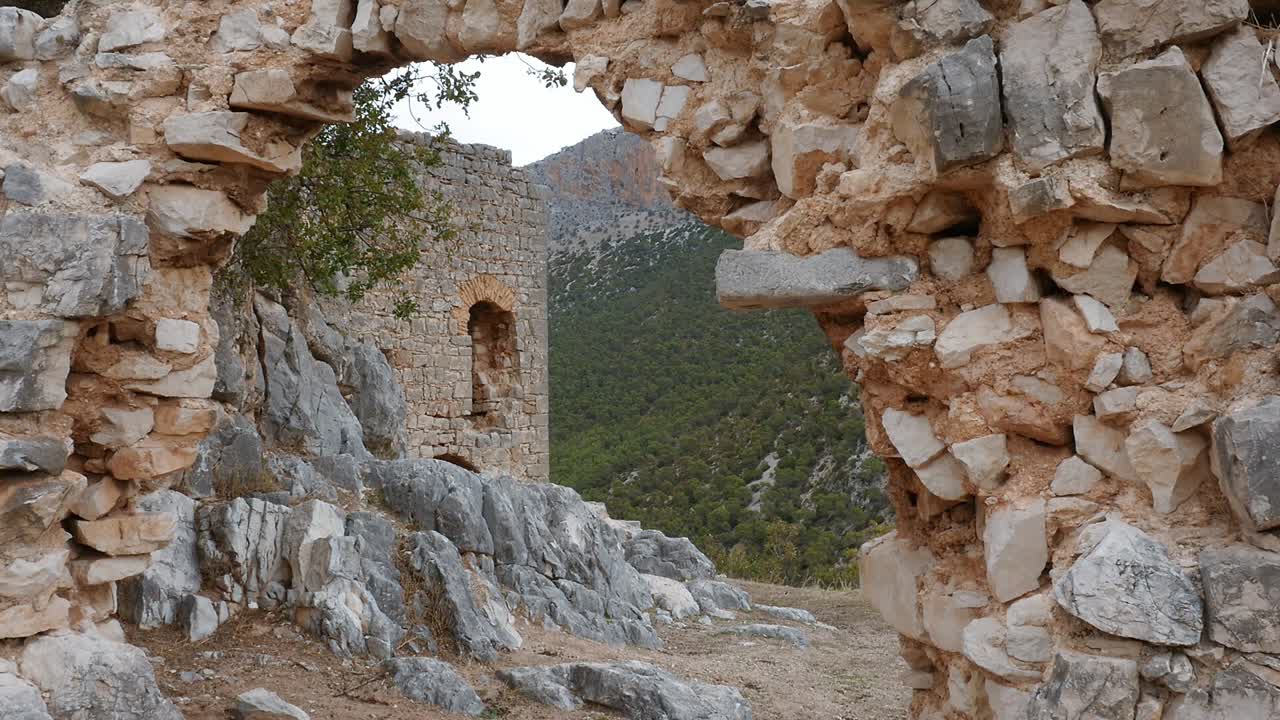 Ruined stone semicircular arch structure of Otiñar Castle