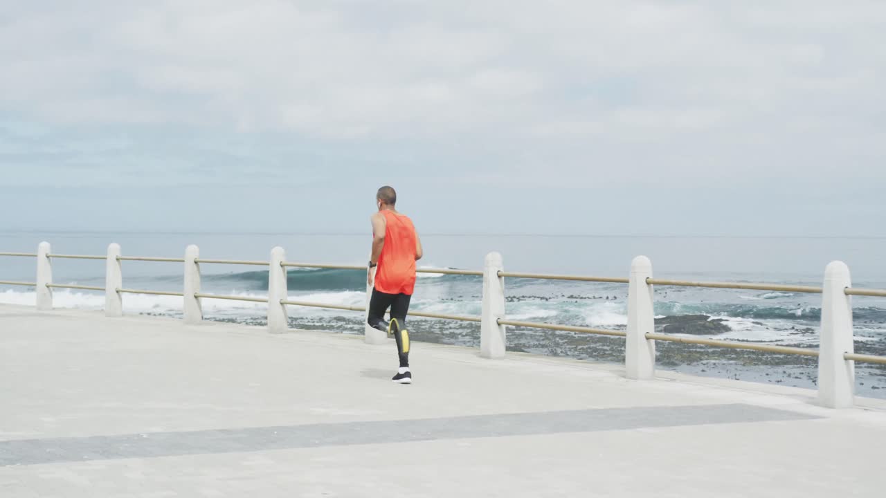 hombre con vista trasera con pierna protésica corriendo