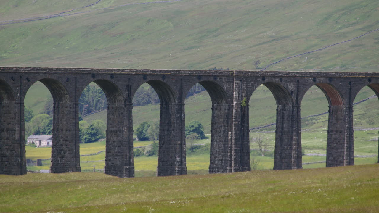 리블헤드 다이아트 (ribblehead viaduct) 의 동쪽에서 열 안개로 린 카른포스 (carnforth)