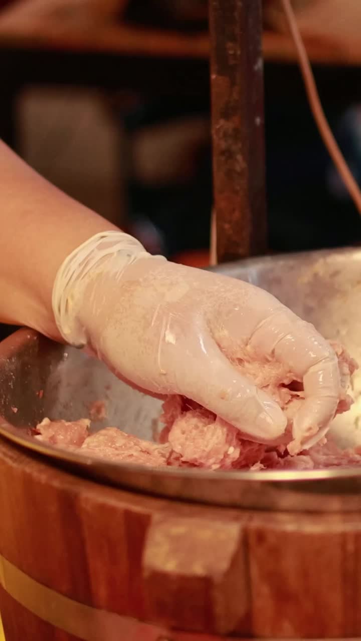 방 의 떠다니는 시장 에서 음식 을 준비 하는 판매자