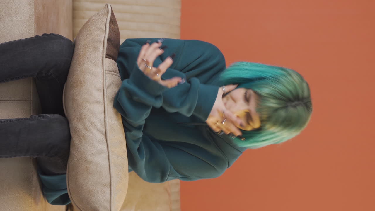 vídeo vertical de una mujer joven agresiva y neurótica.