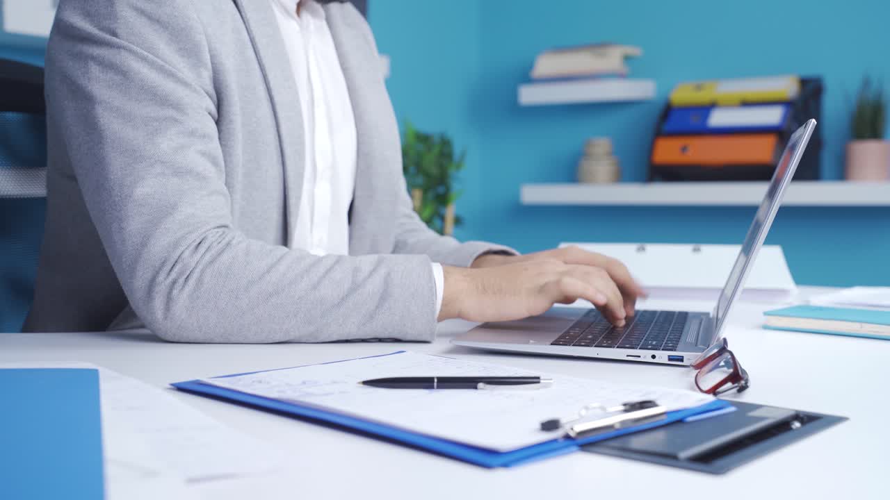 las manos de un hombre de negocios emocionado y en pánico.