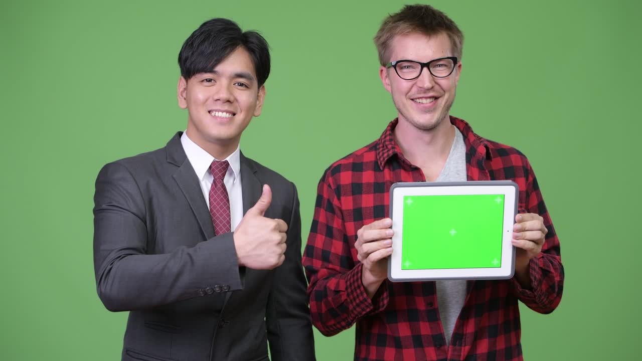 젊은 잘생긴 아시아 사업가와 젊은 스칸디나비아 사업가가 함께 일하고 있습니다.