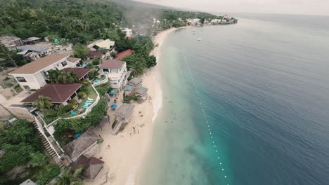 Drone-Desciende-A-La-Costa-En-Allegria-Antigua