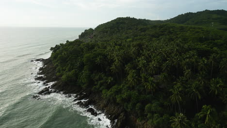 Vista-Aérea-De-La-Escarpada-Costa-Rocosa-Del-Mar-En-Un-Destino-Tropical