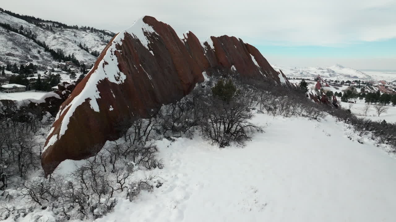 después de la nieve primavera tormenta de nieve roxborogh parque estatal campo de golf drone aéreo colorado rango delantero invierno primavera polvo profundo dramático paisaje de montaña littleton denver adelante sobre rocas rojas puntiagudas afiladas