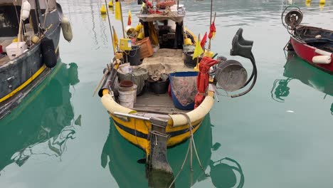 un pequeño barco de pesca en un puerto tranquilo.