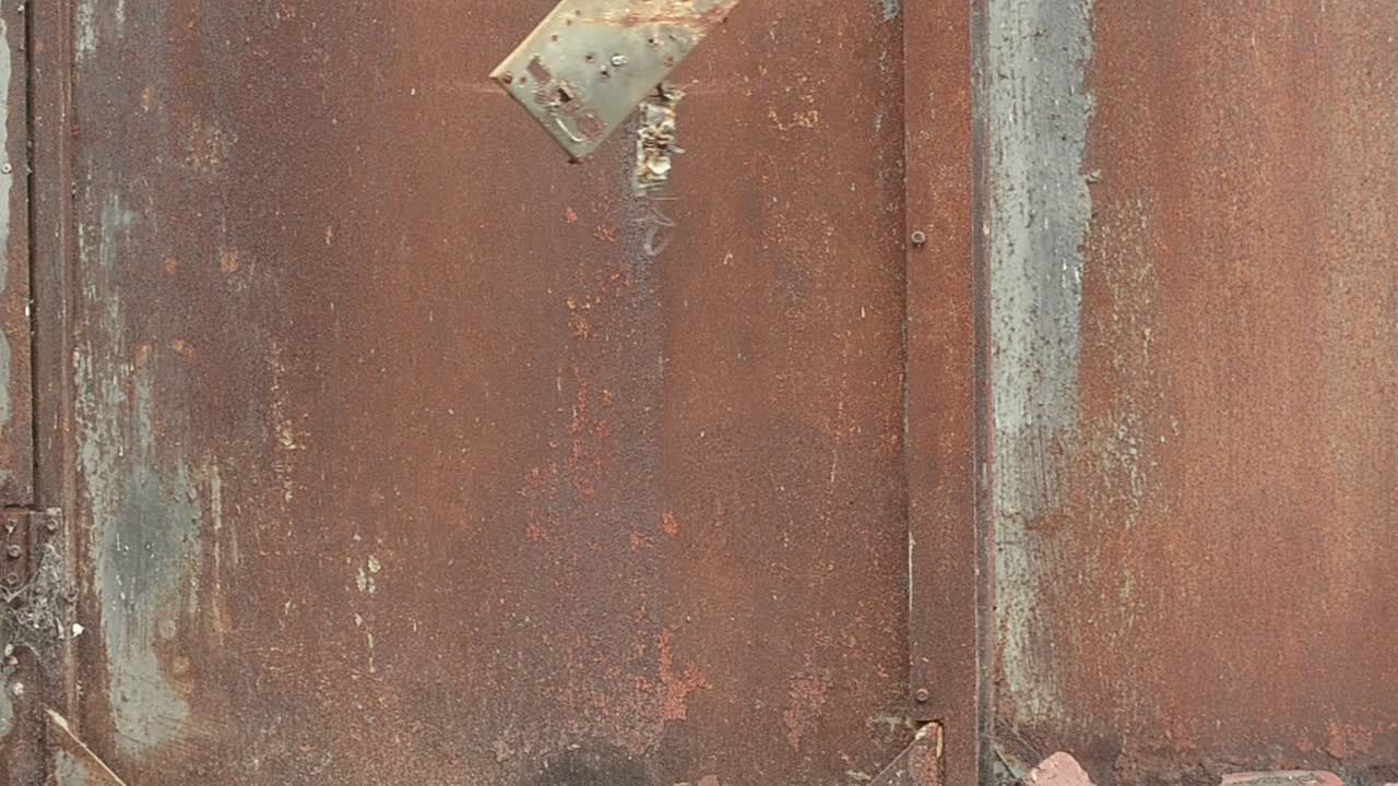 오래된 녹슨 금속이 바람에 분다