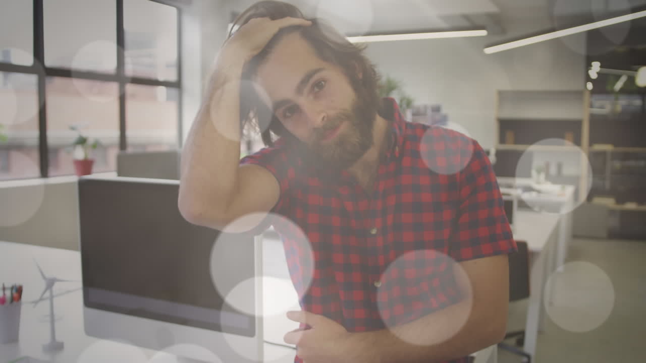 animación de puntos de luz brillantes sobre el sonriente hombre de negocios caucásico en la oficina
