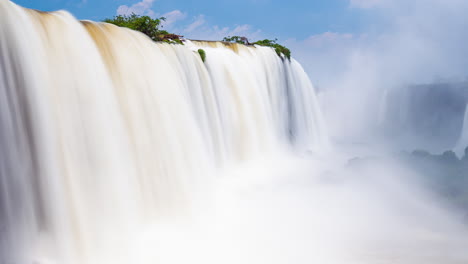 Zeitraffer-Eines-Großen-Iguazú-Wasserfalls-Rund-Um-Eine-Große-Grünfläche-Und-Einen-Fluss,-An-Einem-Sonnigen-Tag,-Foz-Do-Iguaçu,-Parana,-Brasilien