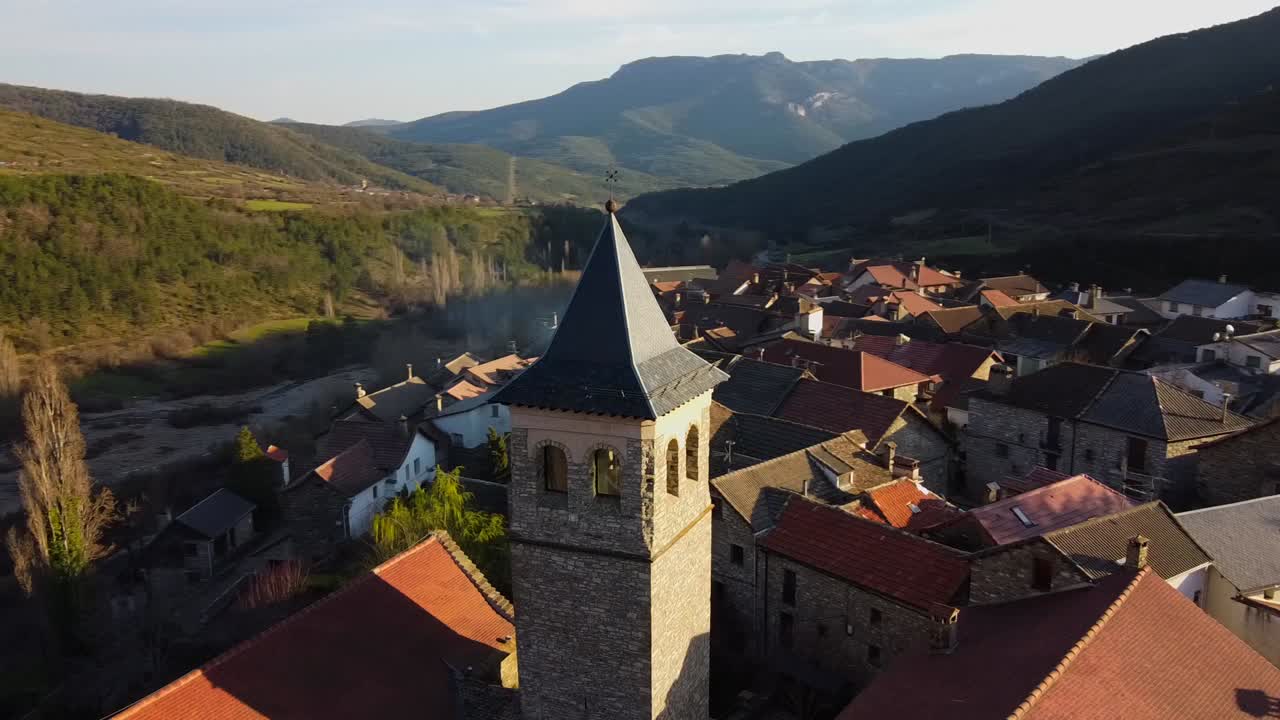 Orbitalvideo in der Kirche und dem Glockenturm des Bergdorfes in Aragües del Puerto, spanische Pyrenäen
