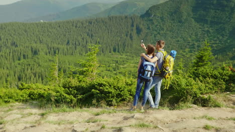 Vacaciones-En-Las-Montañas-En-Verano,-Un-Hombre-Toma-Fotos-De-Su-Novia-En-Un-Hermoso-Backgr