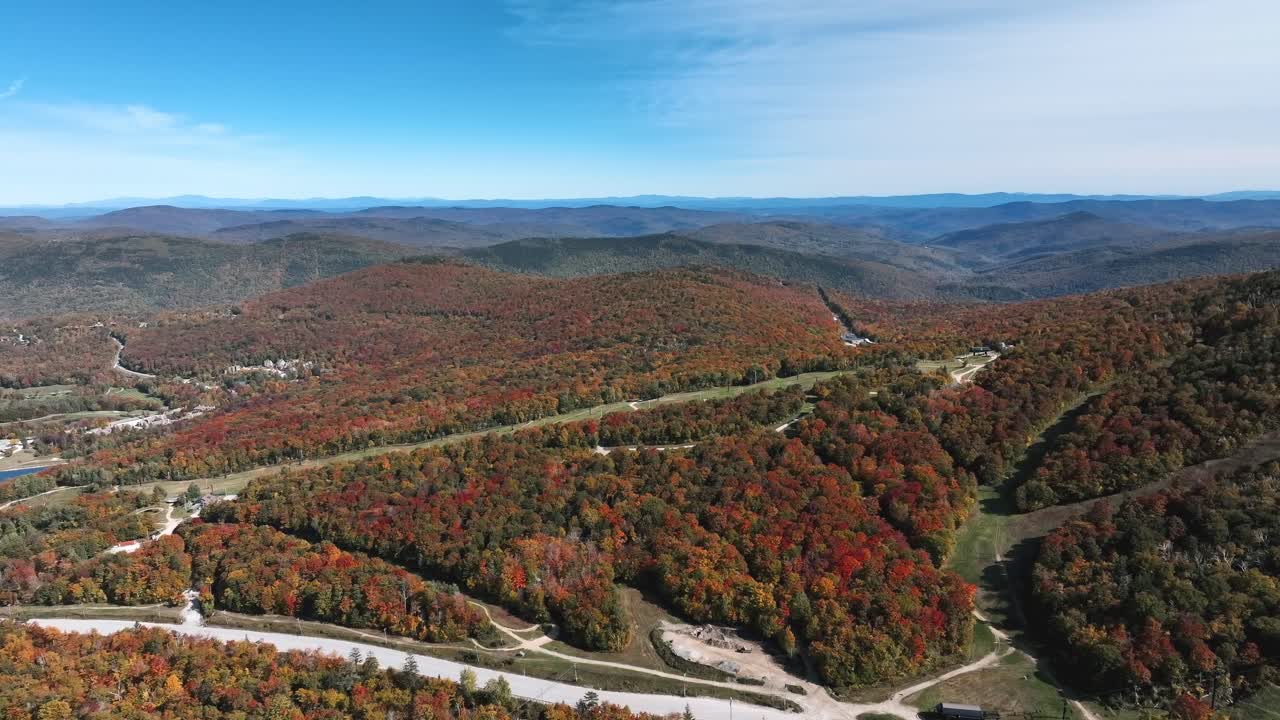 panorama aéreo del bosque de follaje de otoño en las montañas killington cerca de los resorts de vermont en los estados unidos