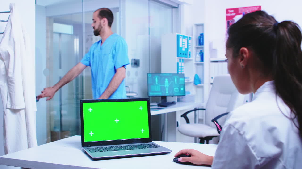 trabajador médico en bata blanca