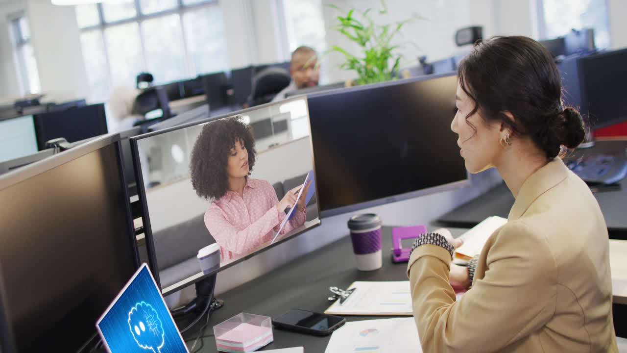 mujeres de negocios diversas en una llamada de video por computadora con procesamiento de datos en una computadora portátil en la oficina
