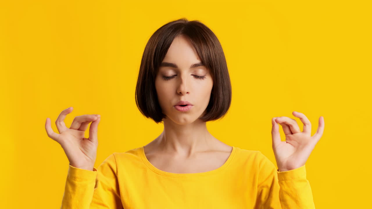 Nainen meditoi