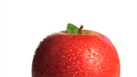 manzana roja húmeda girando