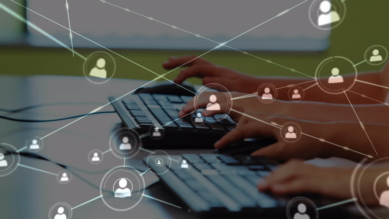 animación de la red de conexiones a través de las manos de diversos alumnos escribiendo en el teclado