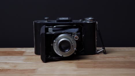 Alte-Vintage-Analogkamera-Auf-Einem-Tisch